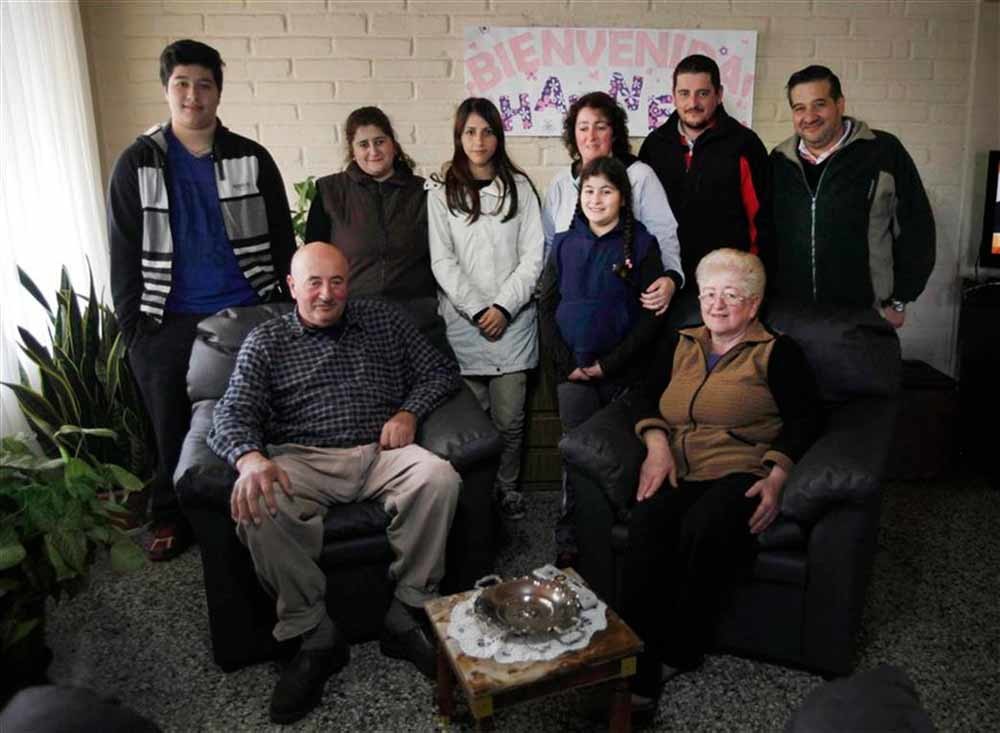Haneen (in het wit in het midden) wordt ontvangen door de familie van Belén in Parera. – © La Nacion