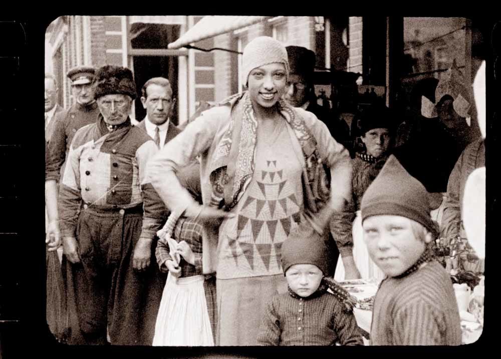 Josephine Baker bezocht Volendam in 1928. Niet te zien is dat zij klompen aan heeft waarmee ze later de Charleston gedanst zou hebben.