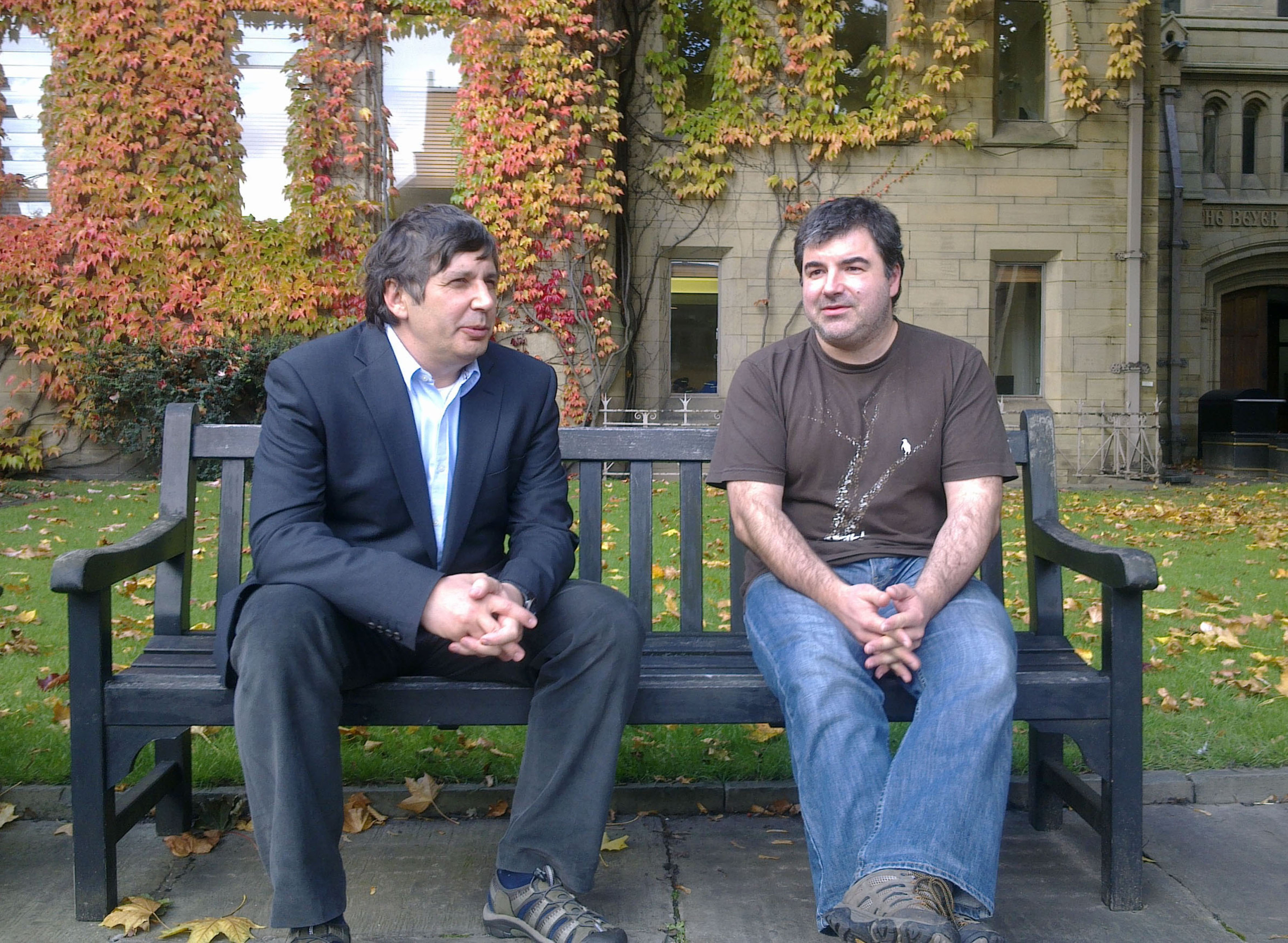 Geim met zijn student Konstantin Novoselov, medewinnaar van de Nobelprijs voor de Natuurkunde.