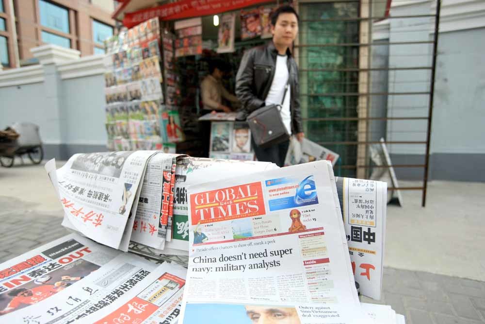 De Global Times in een krantenkiosk in Shanghai. – © HH