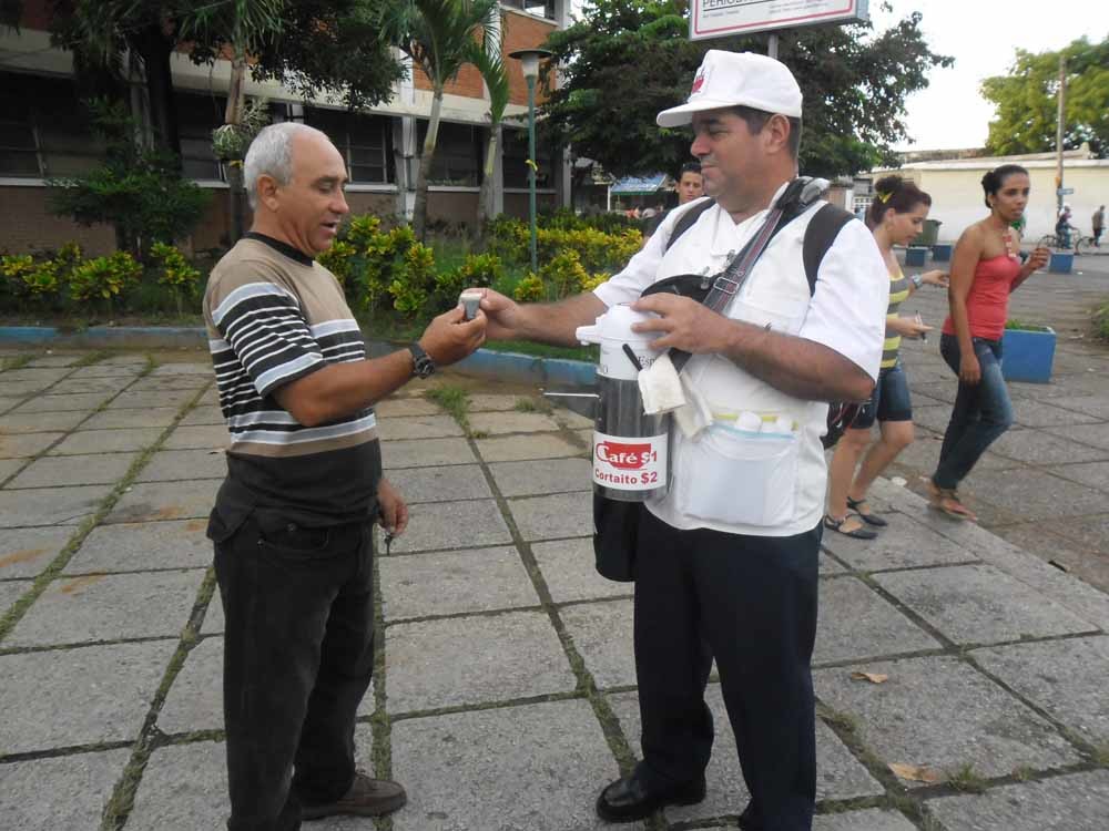 Luís met een klant in Pinar del Río.