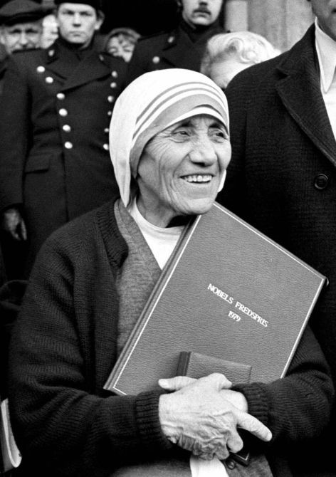 Moeder Teresa met de Nobelprijs voor de Vrede, 1979.