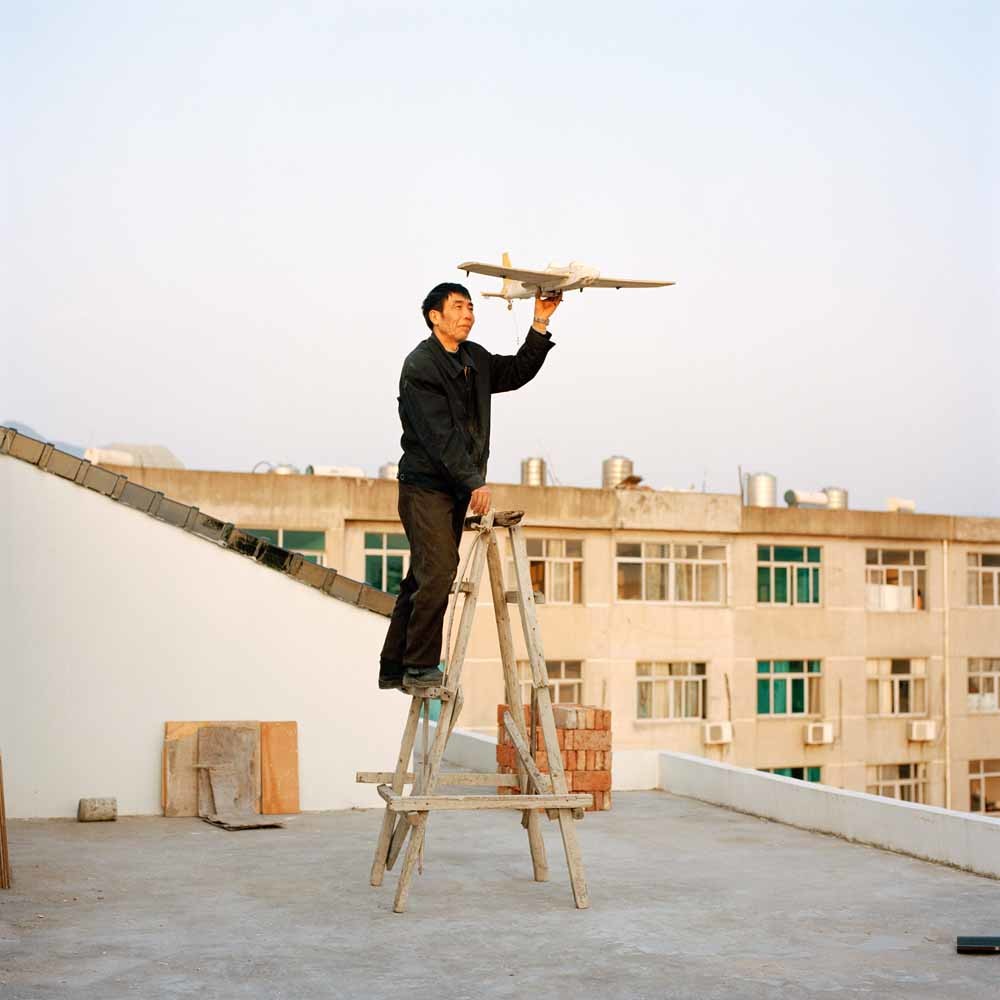 Yuan Xiangqiu’s droom is een vliegtuig te bouwen dat over Tiantai Mountain kan vliegen. Dat is nog niet gelukt. Als troost heet zijn kleinkind Chen Xiang (morgenvlucht) – omdat Xiangqiu zijn vliegtuigjes altijd ’s morgens test. – © Xiaoxiao Xu