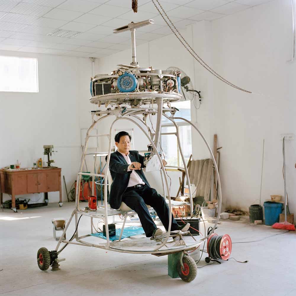 Zhang Dousan in zijn zelfgebouwde helikopter. – © Xiaoxiao Xu