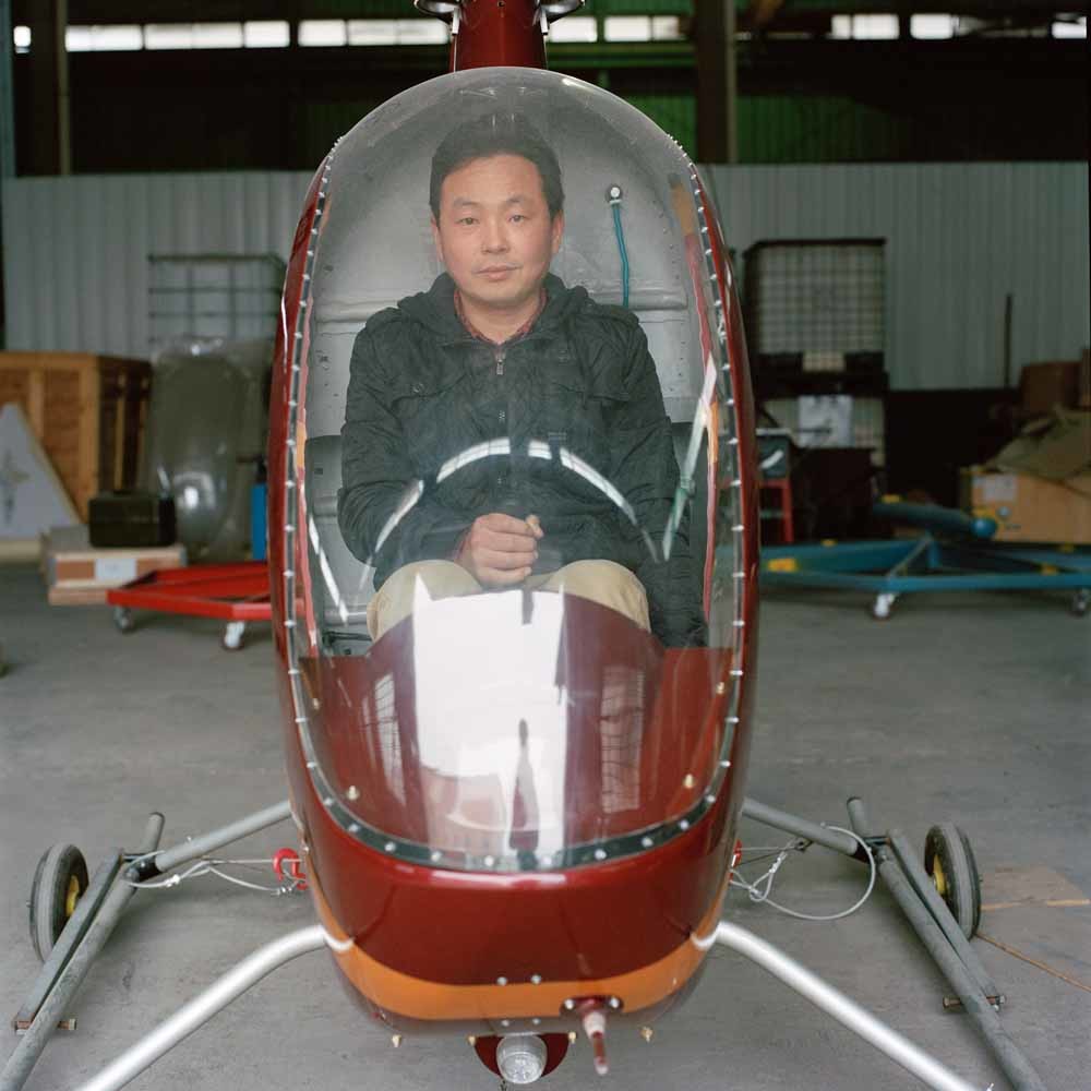 He Dongbiao (1973) in zijn  op maat gemaakte, zelfgebouwde helikopter. – © Xiaoxiao Xu
