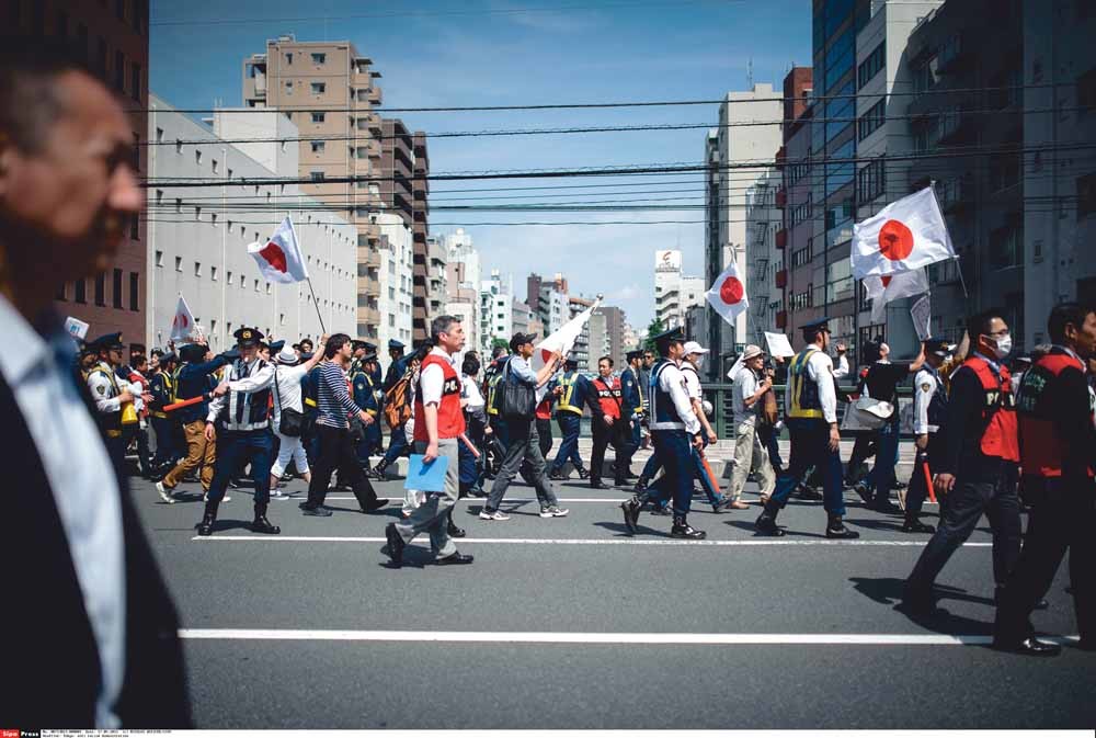 Een antiracismedemonstratie in Tokio. – © Yuya Shino / Reuters (links) en HH (rechts)