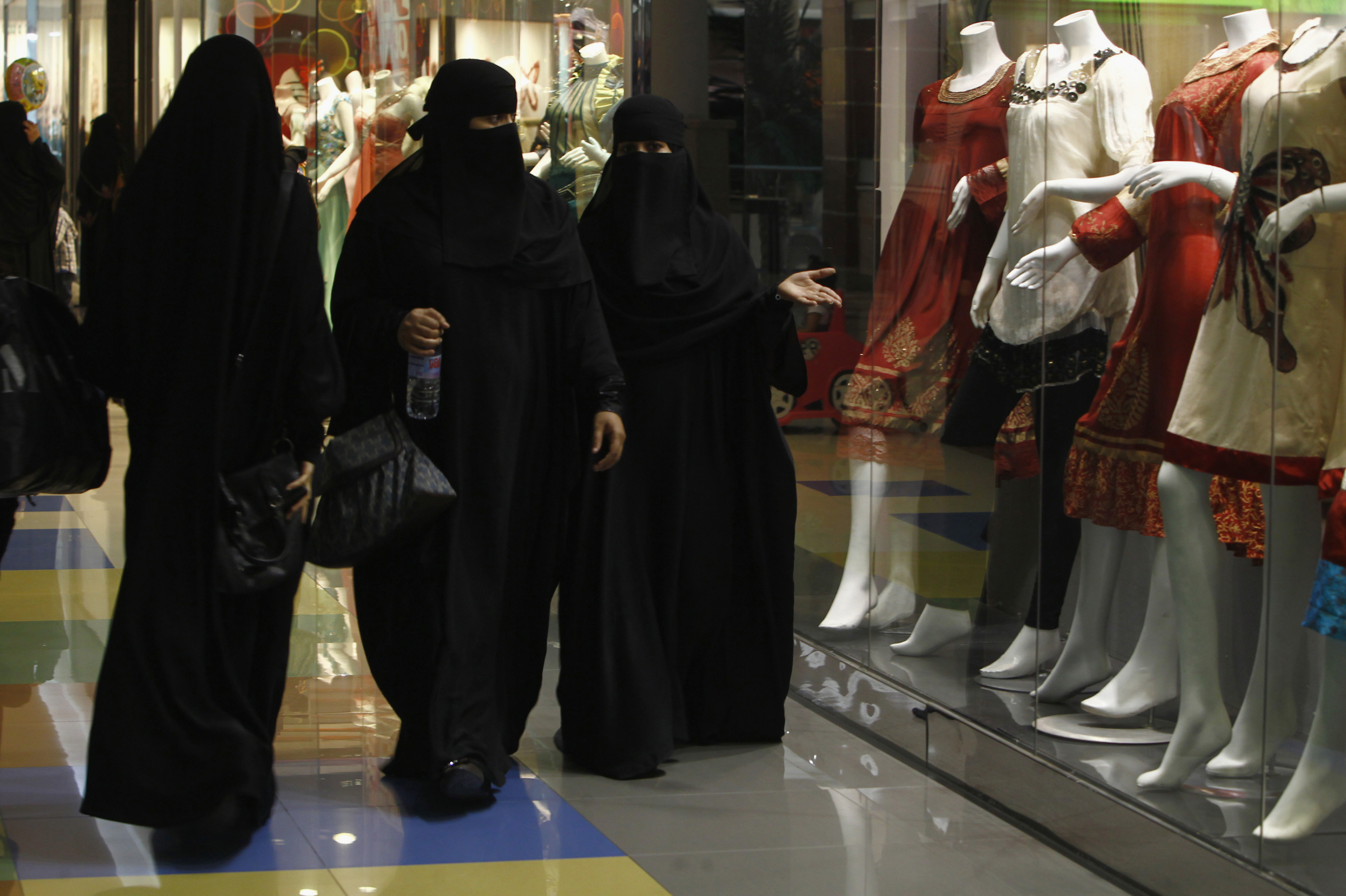 Saoedische vrouwen monsteren de laatste mode in het Al-Hayatt winkelcentrum in Riyad.