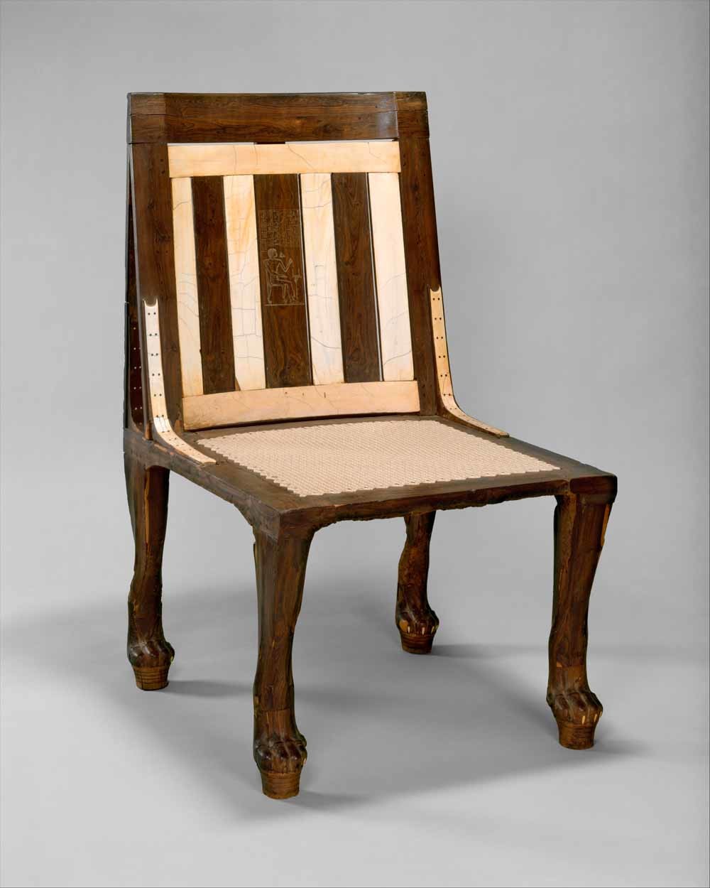 1) Chair of Reniseneb, ca. 1450 v. Chr., Egypte, 2) Middeleeuwse stoel, ca. 1480–1500, Noordwest-Europa, 3)  Ashanti-stoel, 17e eeuw, Afrika, 4) Side chair, ca. 1763–64, Duitsland, Johann Michael Bauer, 5) Chippendale Chair, ca. 1772, VK, Thomas Chipp