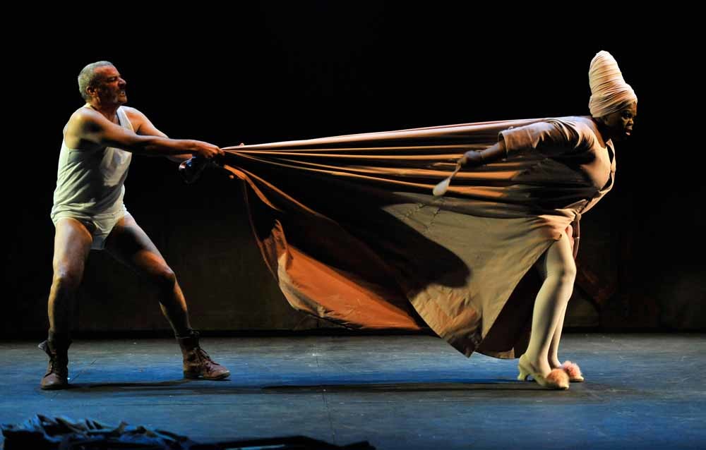 Dawid Minnaar en Busi Zokufa als vader en moeder Ubu. – © Robbie Jack, Getty