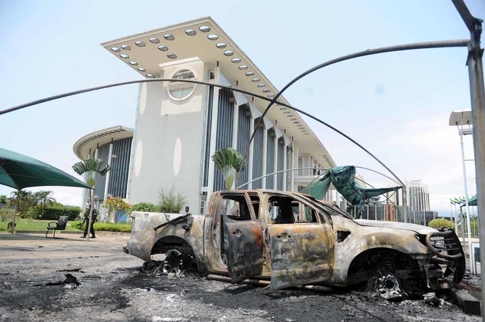 Een uitgebrande auto na een demonstratie tegen Ali Bongo in Libreville. – © Joel Bouopda / HH