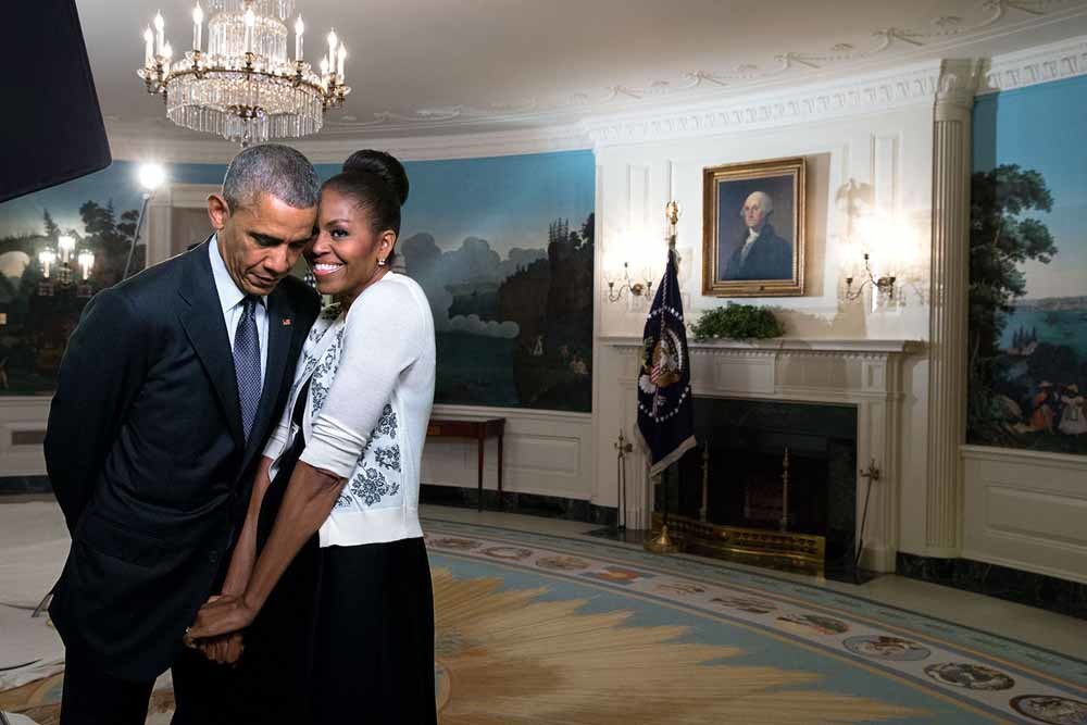 Foto’s van Obama in het Witte Huis wekken de indruk dat zowel hij als Michelle zich hun rol moeiteloos hebben aangemeten. – © Amanda Lucidon