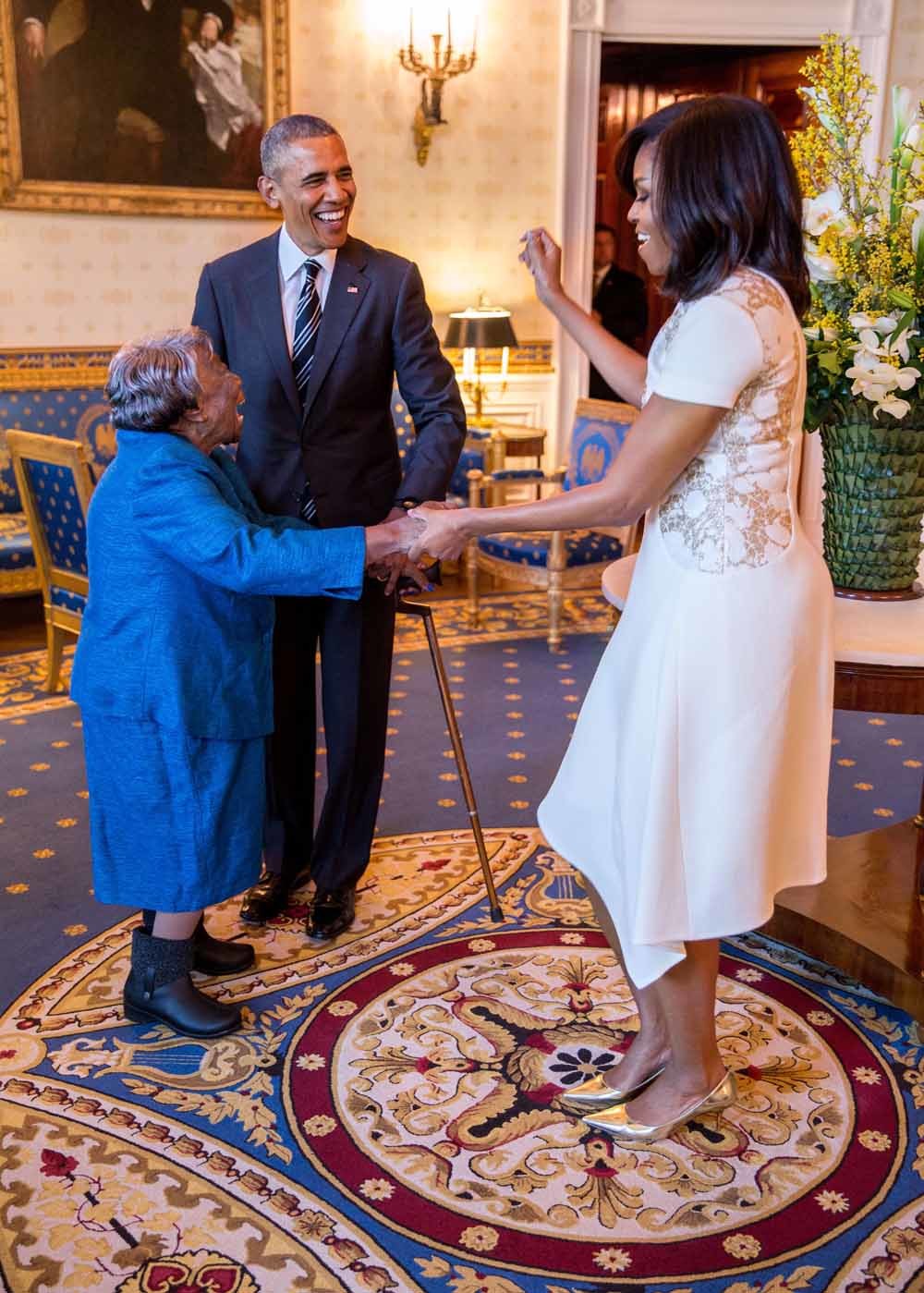 Barack en Michelle Obama maken een dansje met de 106-jarige Virginia McLaurin.