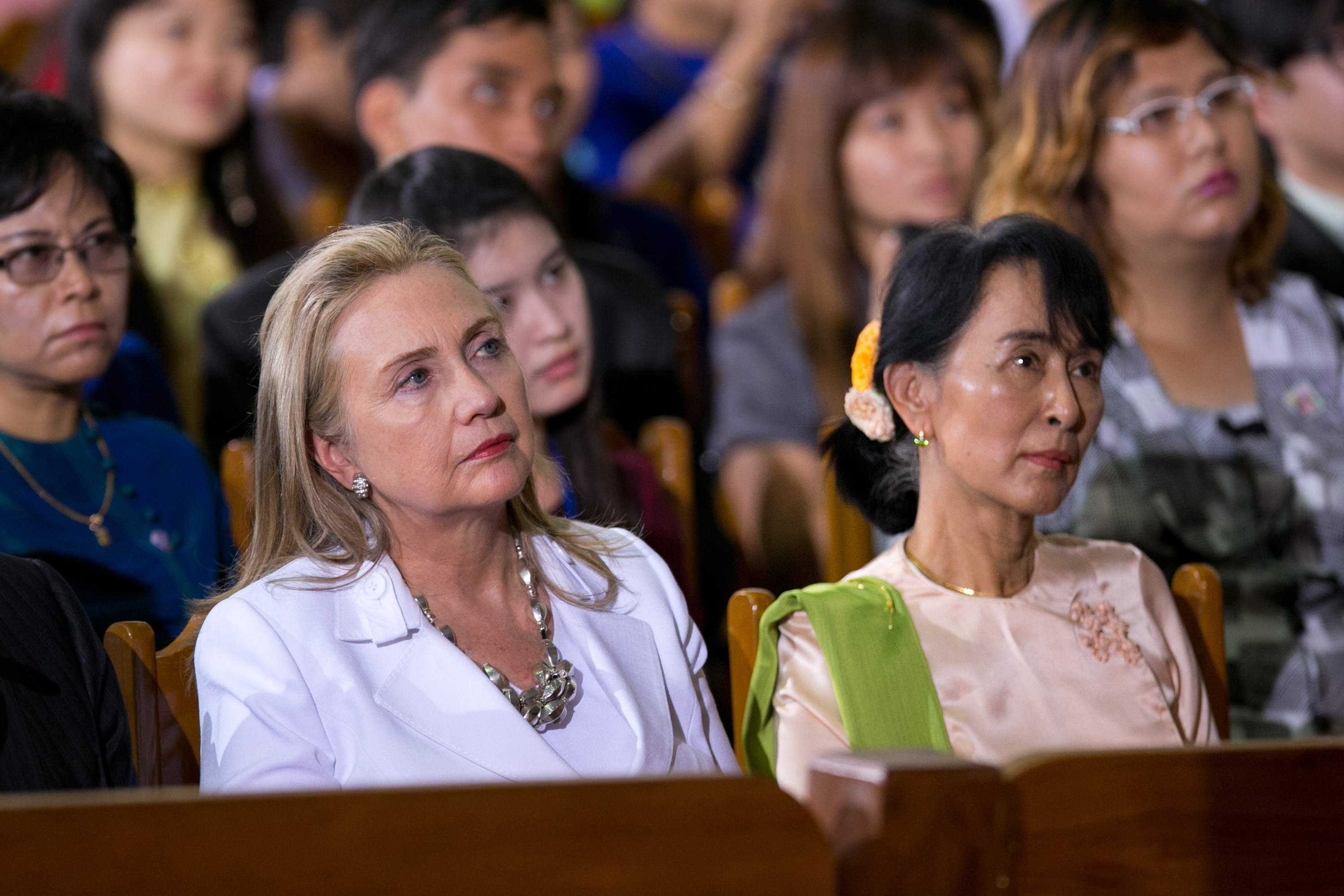 Hillary Clinton en Aung San Suu Kyi, leidster van de geweldloze beweging voor de mensenrechten en democratie, luisteren naar een toespraak van Obama, die eind 2012 als eerste Amerikaanse president Myanmar bezoekt. – © Paula Bronstein / Getty 