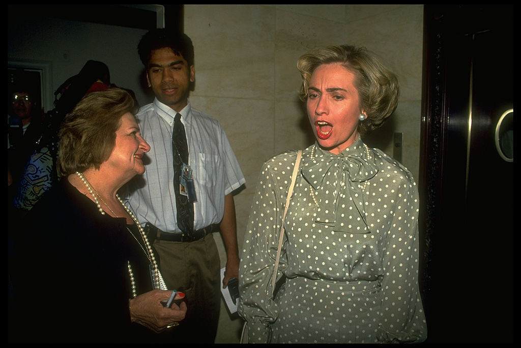 Clinton houdt een fel betoog tegen Witte Huis-verslaggever Helen Thomas in een van de gangen van de presidentiële woning. – © Cynthia Johnson / The LIFE Images Collection / Getty Images