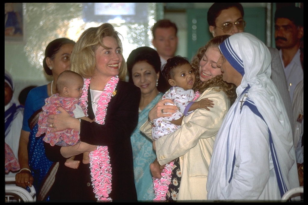 Hillary en dochter Chelsea in India. – © Ira Wyman / Sygma via Getty Images