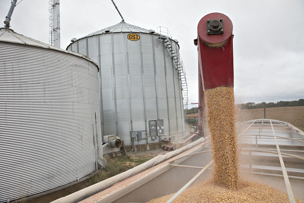 De maisoogst wordt op een truck geladen op een boerderij in Tiskilwa, Illinois. – © Daniel Acker / Bloomberg via Getty Images