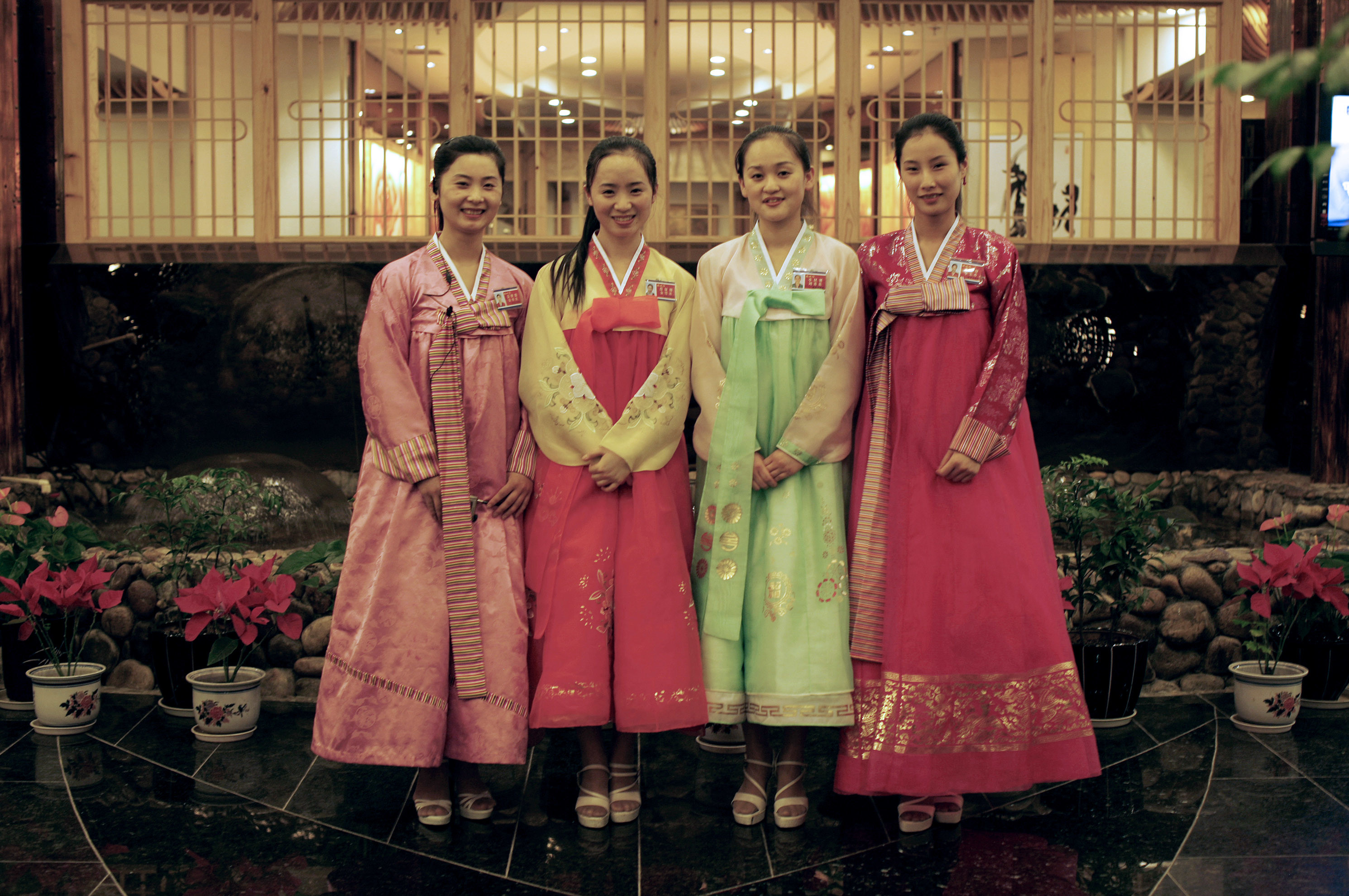 De ‘vermaakbrigade’ van Pyongyang Unban, een ander Noord-Koreaans restaurant in Beijing. – © David Butow / Bloomberg via Getty Images