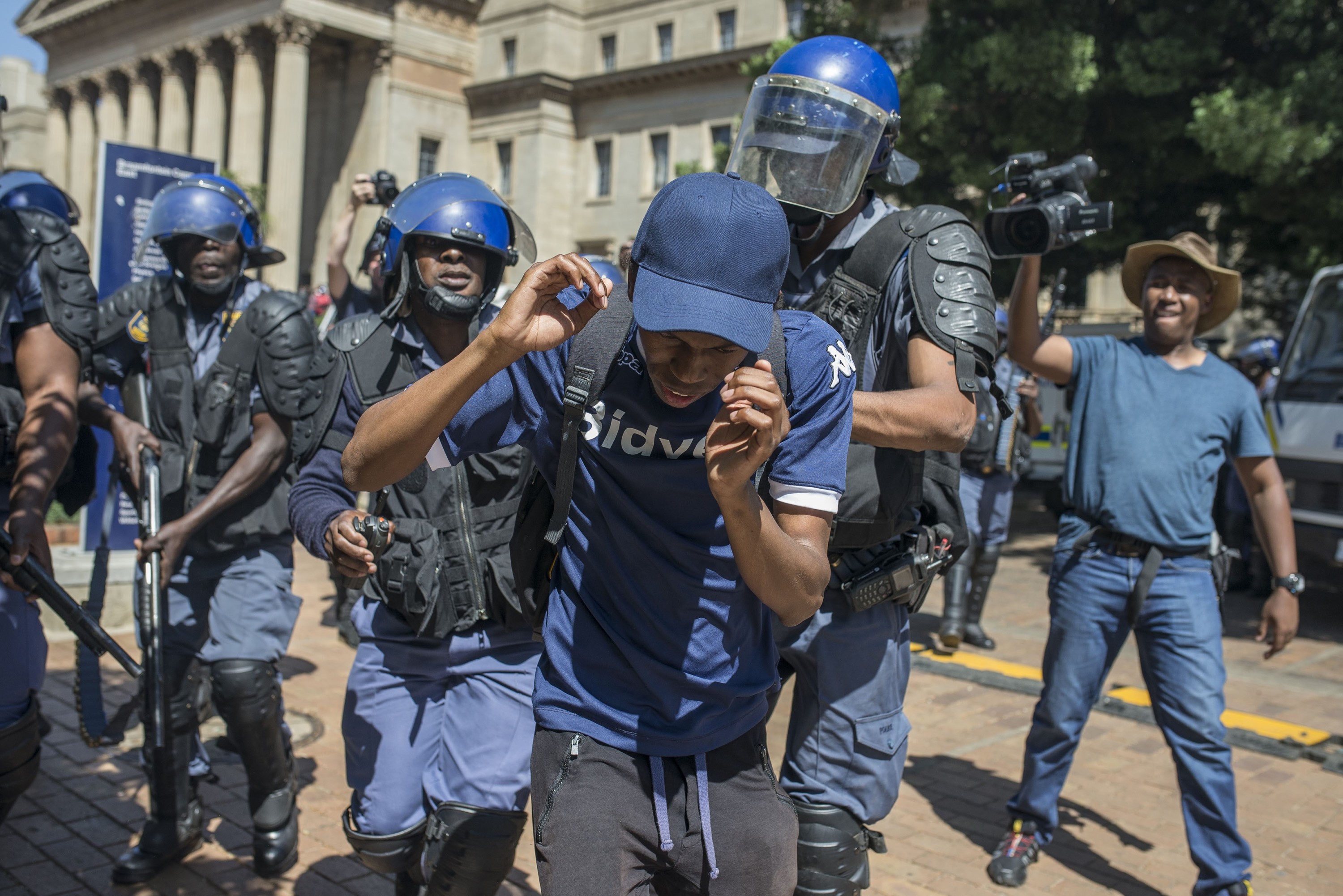Studenten en politieagenten raken met elkaar in gevecht tijdens demonstraties tegen verhoging van het collegegeld in Johannesburg op 12 oktober j.l. – © Ihsaan Haffejee / Anadolu Agency HH