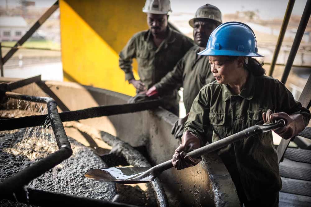 Chinese en Afrikaanse medewerkers van het bedrijf NFCA Mining in Zambia. – © Sven Torfinn / HH