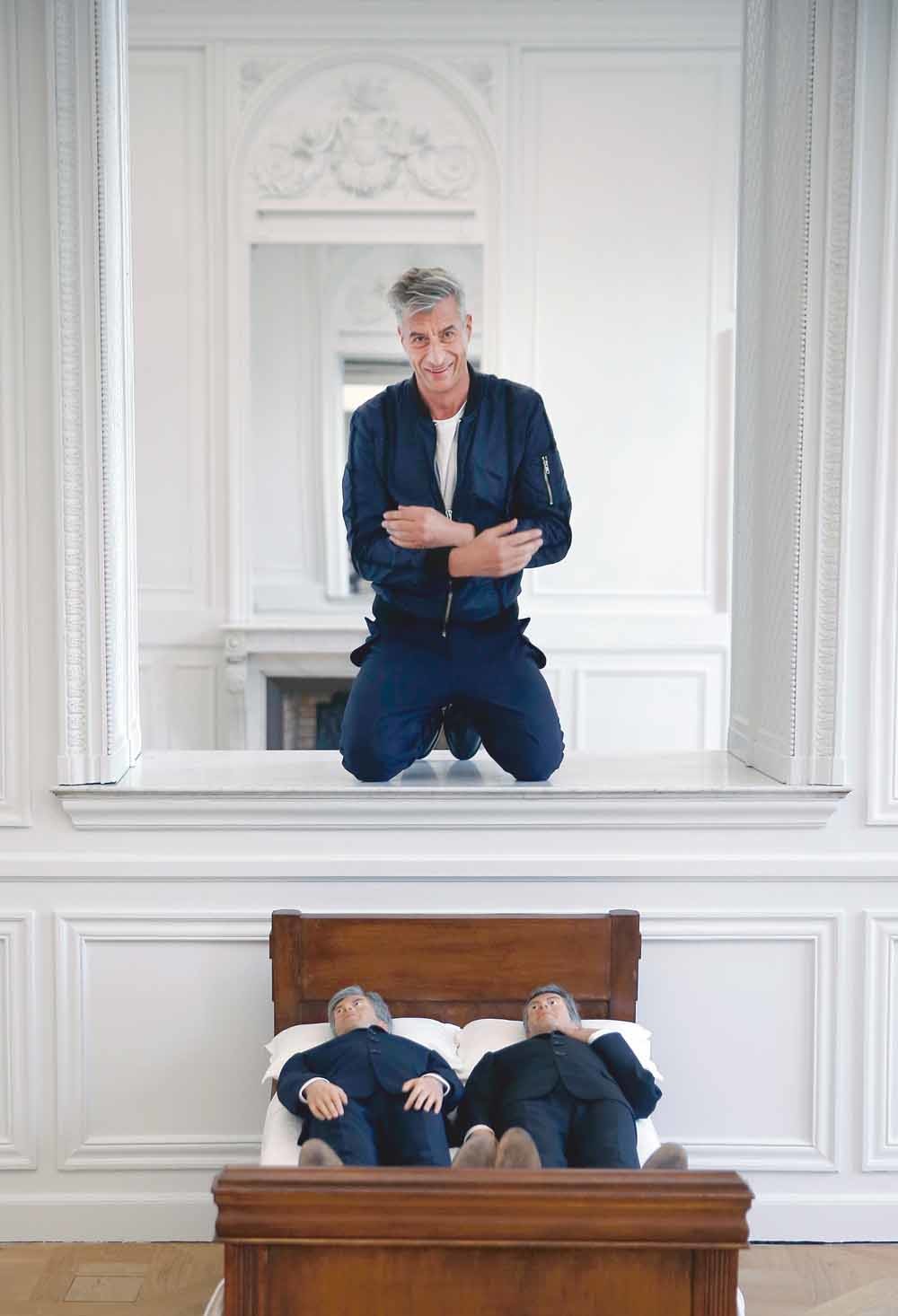Maurizio Cattelan poseert bij zijn kunstwerk Is There Life Before Death bij de opening van zijn tentoonstelling in Parijs. © Chesnot / Getty