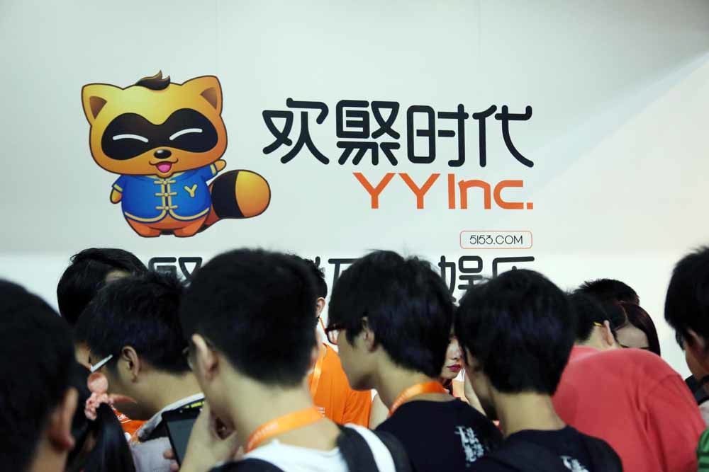 Bezoekers van een stand van livestreamingbedrijf YY. ‘Zelfs de Chinese overheid, die toch weinig op heeft met vrije meningsuiting op het internet en een enorm digitaal censuurapparaat heeft opgetuigd, heeft een stimuleringsfonds van 6,5 miljard dollar i