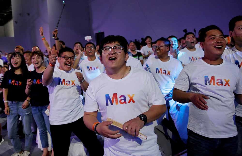 De lancering van een nieuwe smartphone van telefoonfabrikant Xiaomi in Beijing. – © Kim Kuyng-Hoon / Reuters