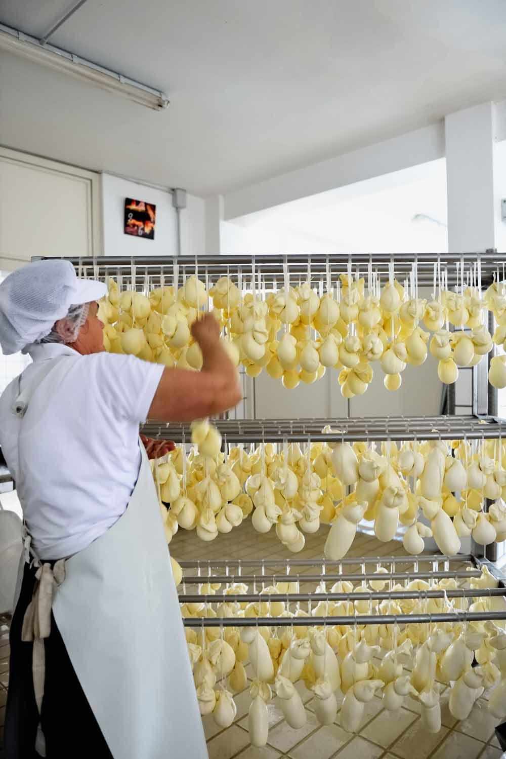 Een mozzarellafabriek in de provincie Isernia.  – © Franco Cogoli / HH