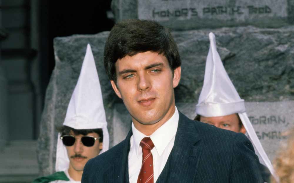 Don Black in pak. Achter hem de zogenaamde Klansmen met hun puntmutsen. – © Bettmann Archives