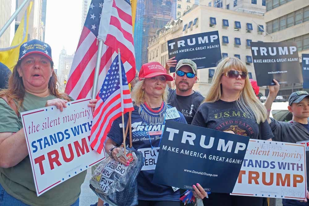 Onder leiding van de conservatieve activiste Hedy Aldina gaan aanhangers van Trump voor hun kandidaat de straat op in Manhattan, New York. – © Getty Images
