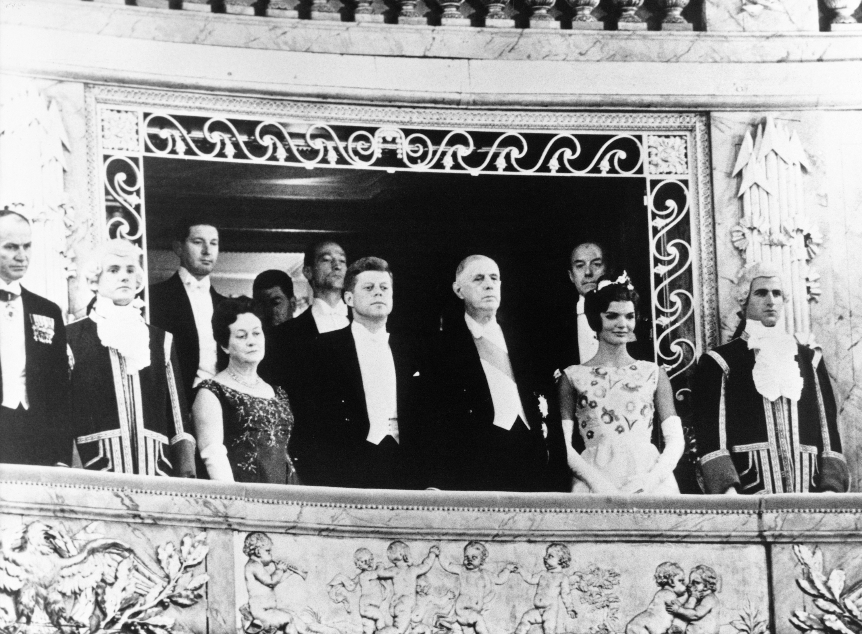 John en Jacqueline Kennedy met president De Gaulle. Jackie draagt haar avondjurk van Givenchy.