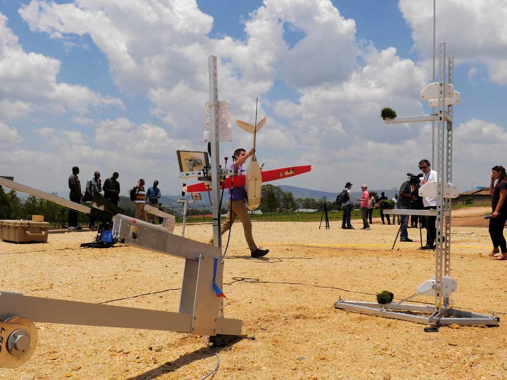  Een ingenieur van Zipline met een drone op de basis in Muhanga. – © James Akena / Reuters