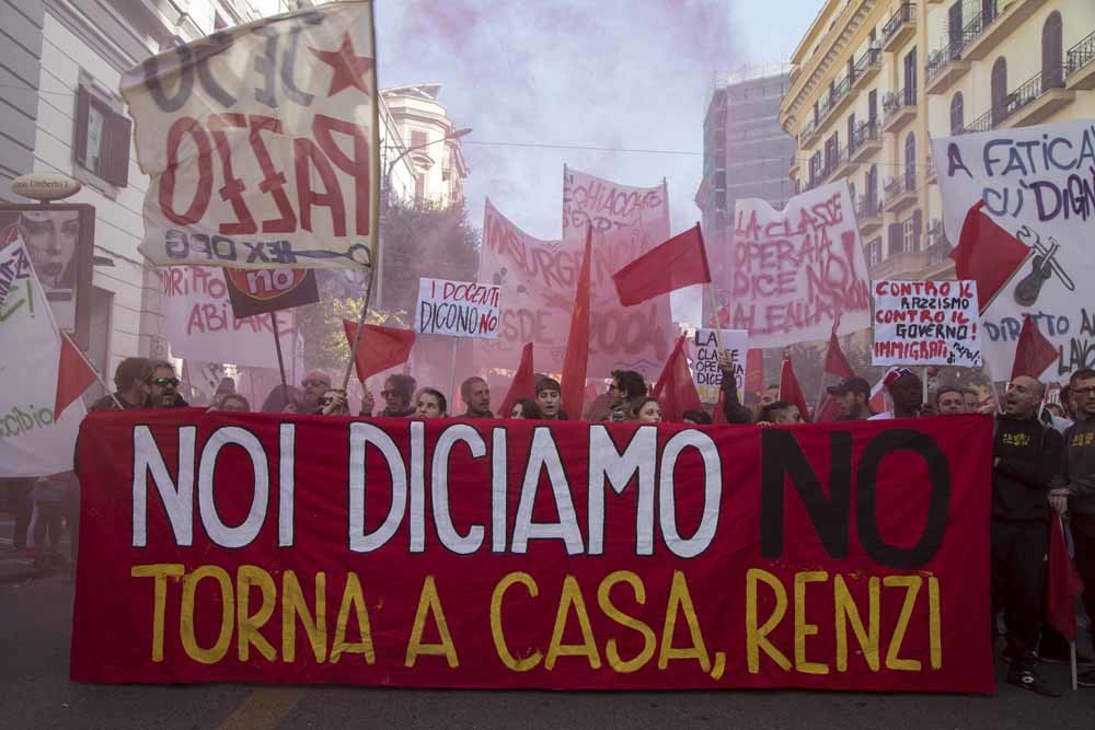 Demonstranten in Napels zijn het niet eens met de voorgestelde hervormingen van Renzi. – © HH