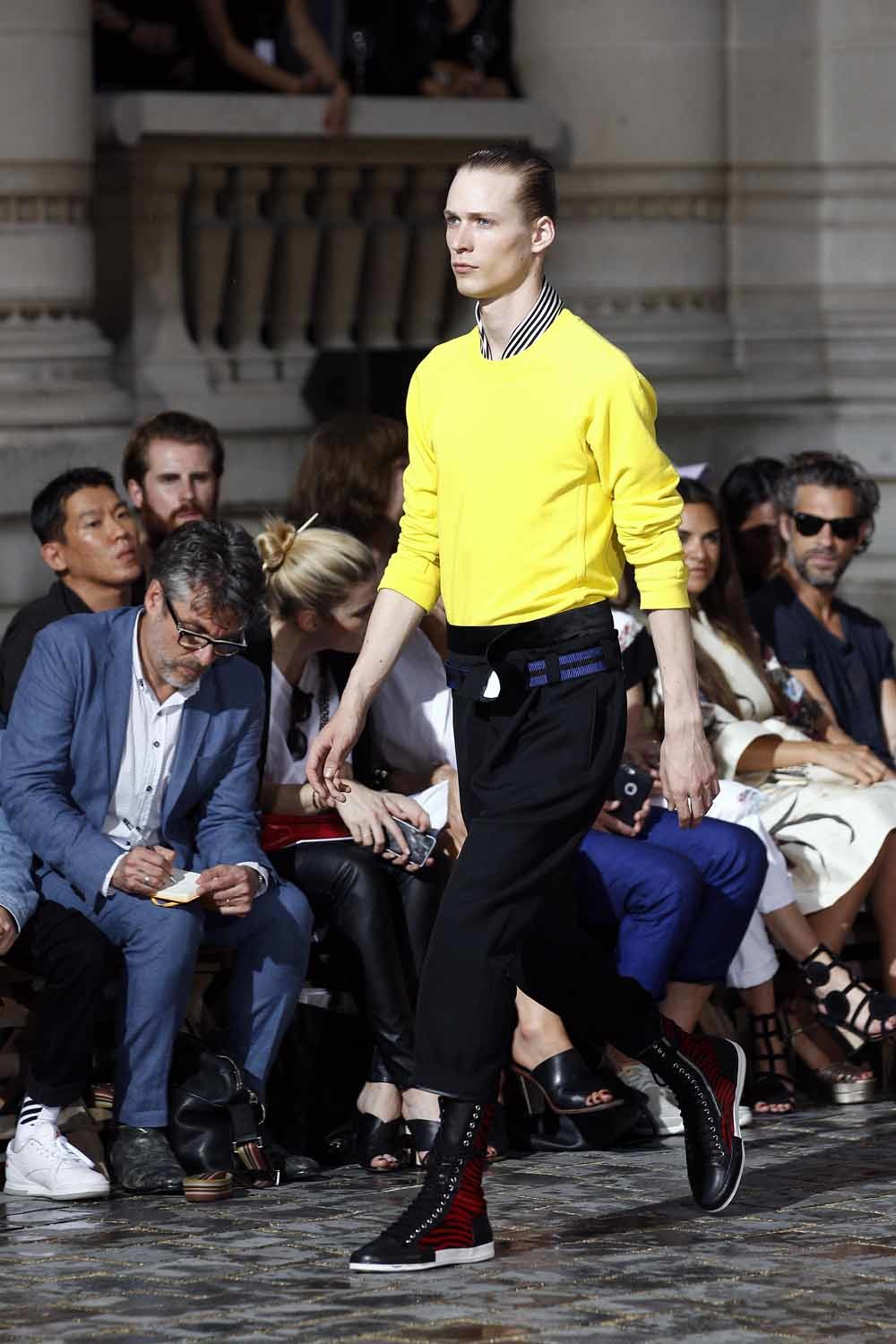 Een van de veertien shows die Abe en zijn vader bijwonen gedurende de Paris Men’s Fashion Week. De manier van lopen, leert de auteur, heet ‘fierce’. – © Peter White, Thierry Chesnot / Getty