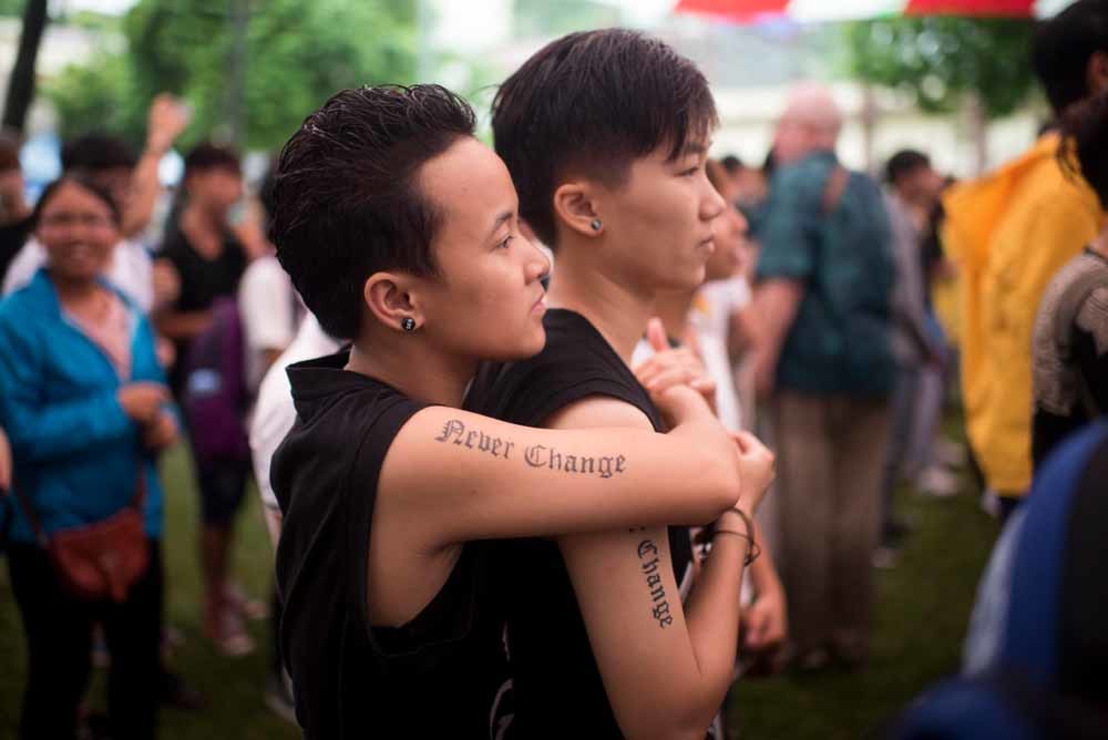 Twee Vietnamese meisjes tijdens de vierde gay pride in Hanoi, in 2015. © Borja Sanchez-Trillo / Getty