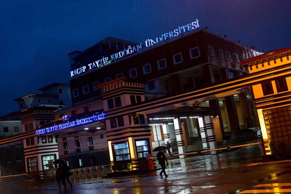 De Recep Tayyip Erdogan Universiteit in de stad Rize, aan de Zwarte Zee, waar de familie Erdogan vandaan komt. – © Getty