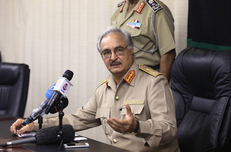 Generaal Khalifa Haftar tijdens een persconferentie in Abyar in 2014. – © Esam Omran Al-Fetori / Reuters
