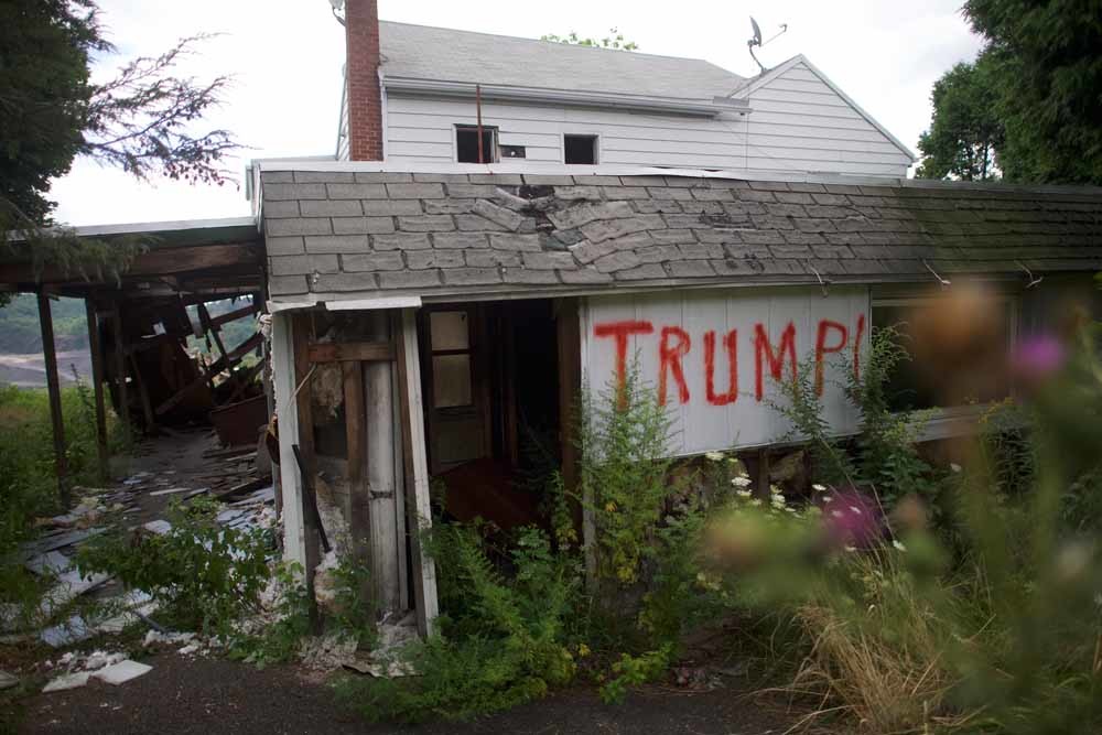 Een aanmoediging voor Donald Trump op een verlaten huis in Schuylkill County, Pennsylvania. – © Mark Makela / Getty Images