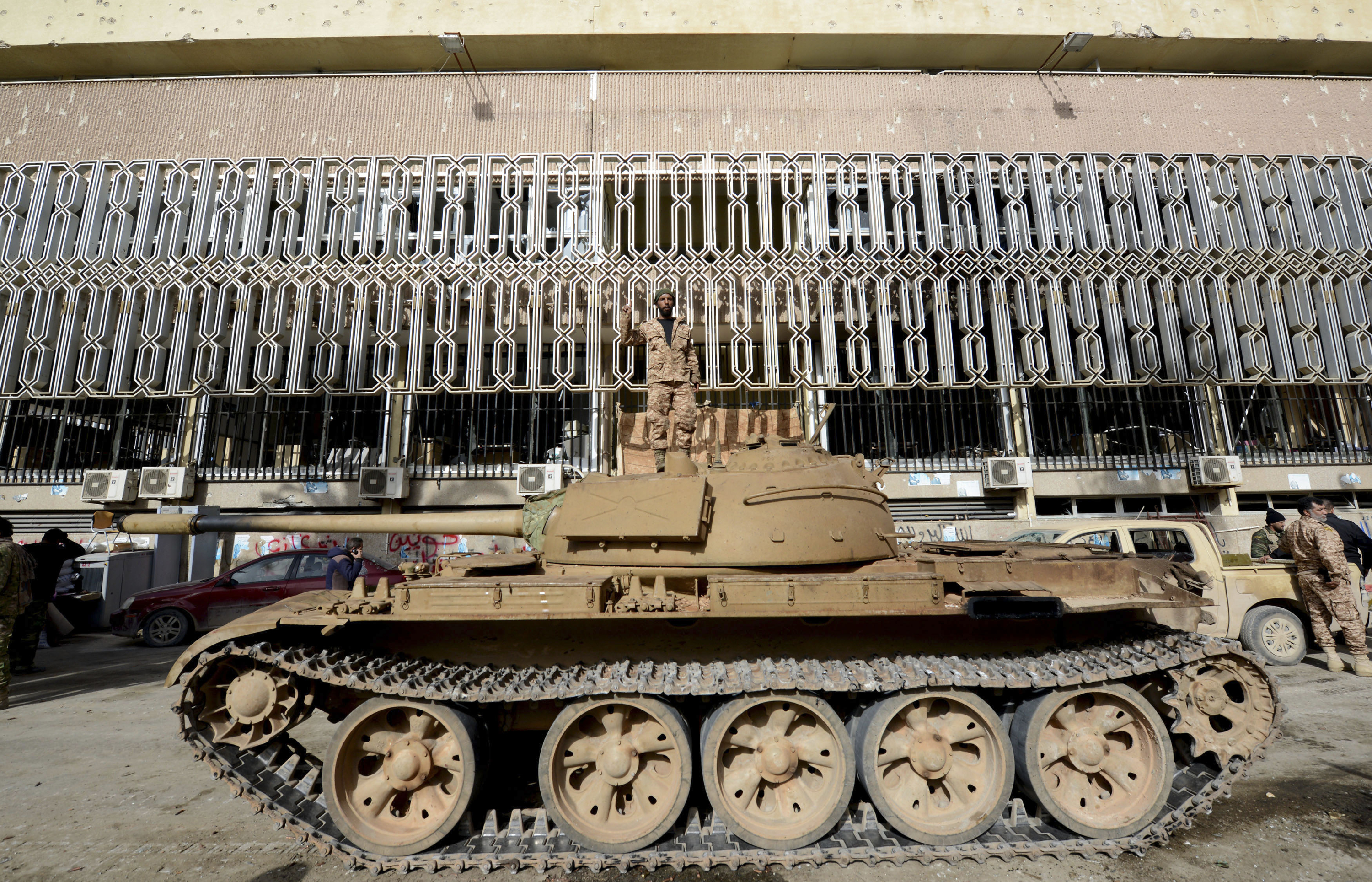 Een lid van het Libische regeringsleger op een tank bij de Central Bank in Benghazi, 21 januari 2015. – © Esam Omran Al-Fetori / Reuters