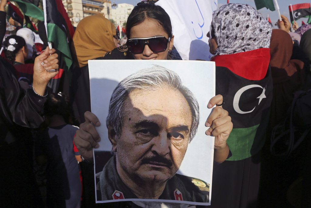 Portret van Khalifa Haftar tijdens een demonstratie tegen militante islamisten in 2014. – © Esam Omran Al-Fetori / Reuters