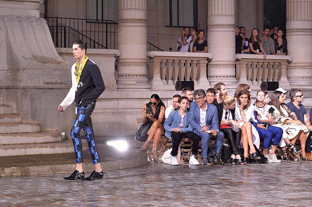  Abe Chabon (zittend op de achtergrond) kijkt naar een modeshow op de Paris Fashion Week. – © Victor Virgile / Getty