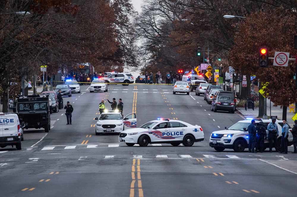 Politie op straat in Washington D.C. na ‘pizzagate’, veroorzaakt door nepnieuws. – © HH